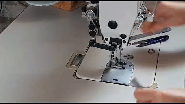 Маленькая чёрная женская сумочка с двумя отделениями на молнии.