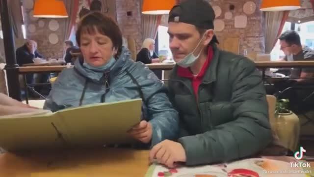 У МАТИ ГИТЕЛЬМАН УТАЩИЛИ СВИНОЕ РЕБРО ИЗ ПОДНОСА В ИТАЛЬЯНСКОМ РЕСТОРАНЕ ПАТИО