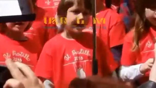 в Италии детских хор на площади поёт советские песни.