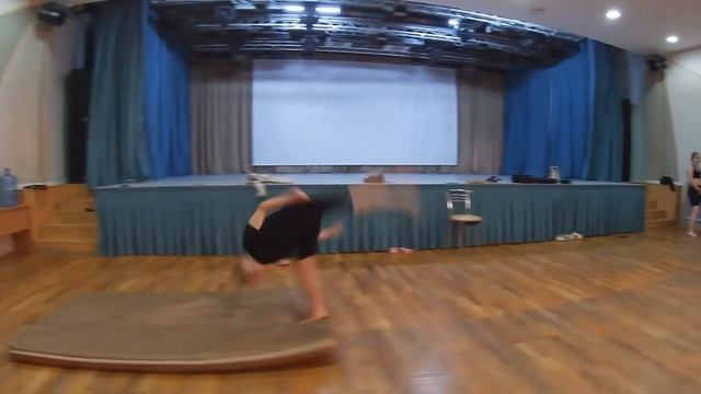 Маховое сальто (колесо без рук)