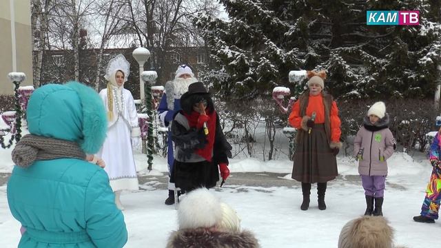 Для жителей и гостей Каменки на Центральной площади ежедневно проходили новогодние представления