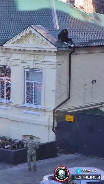 Мужчина забрался на крышу, пытаясь избежать принудительной мобилизации в Днепре, Украина !!!