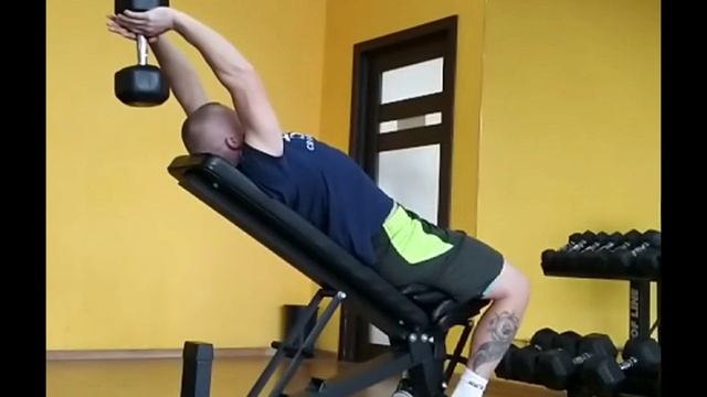 Французский жим с гантелью лежа на наклонной лавке