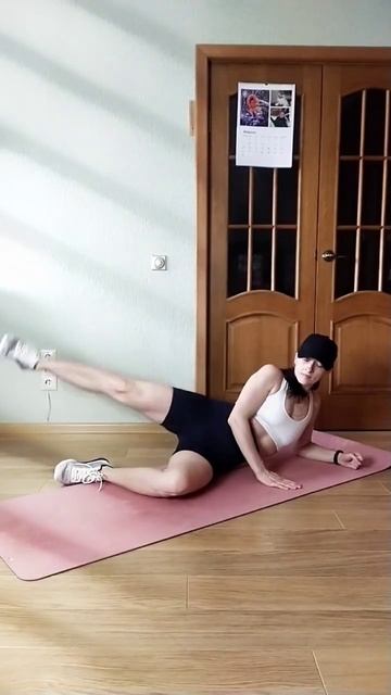 Убираем "ушки" - 5 упражнений на внешнюю поверхность бедра. Ищи @club_fitlife_sann в соцсетях😃