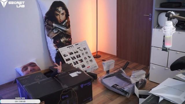 Булочка собирает кресло Secretlab TITAN Evo
