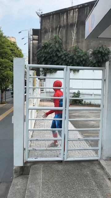 When Spiderman does parkour#shorts