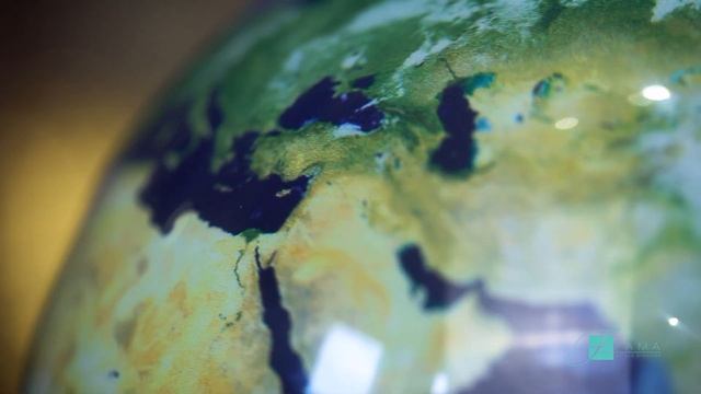 Cамообертальний глобус «Earth in the clouds» Ø 11,4 см від Mova