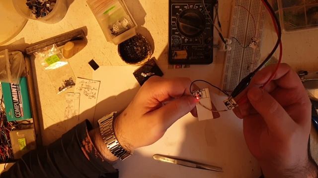 #266 Auto-Blinking 0805 LED - used as a bistable FlipFlop (with transistor and opamp)