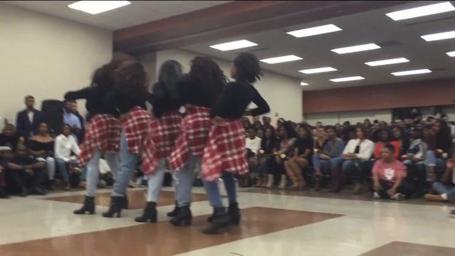 Gamma Nu Chapter of Delta Sigma Theta Sorority, Inc. at IU Homecoming 2015 Stroll Fest