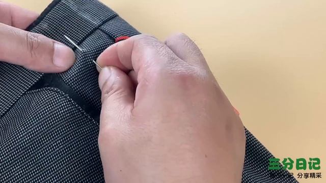今天才知道，裤子裤腰大了，只要动一动这个位置就搞定，收小无痕迹，简单又实用