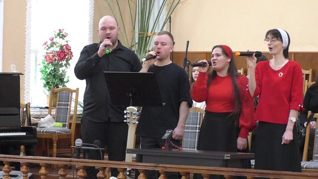 Бог, богатый милостью, по Своей великой любви.