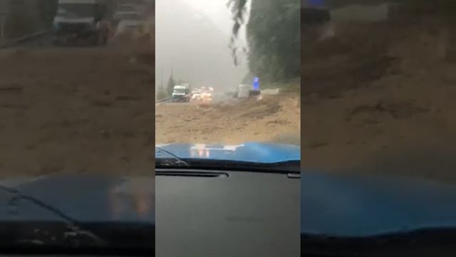 Сель засыпал машину в Красной поляне.