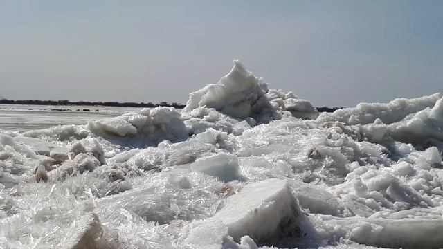 Ледоход . Напор льдин .