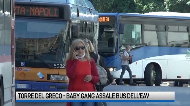 Torre del Greco. Baby gang assale bus dell'Eav: finestrini in frantumi e la fuga