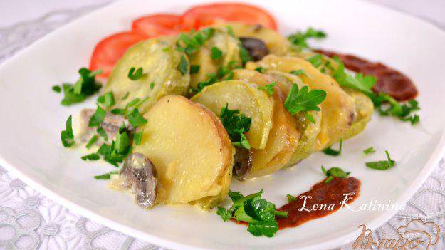 Молодой картофель запеченный с кабачками и шампиньонами