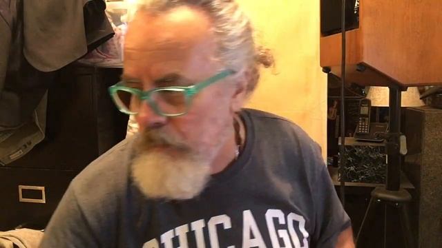 Dieter pits a K and K pure mini against a Fishman piezo acoustic guitar pickup ja!