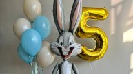 Композиция из воздушных шаров на 5 лет с голубыми шарами и Багз Банни