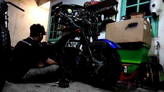 HARLEY DAVIDSON STREET GLIDE 2006 (ENGINE REMOVAL BY fatBoy mechanic)