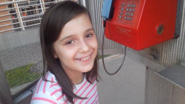 Девочка и таксофон