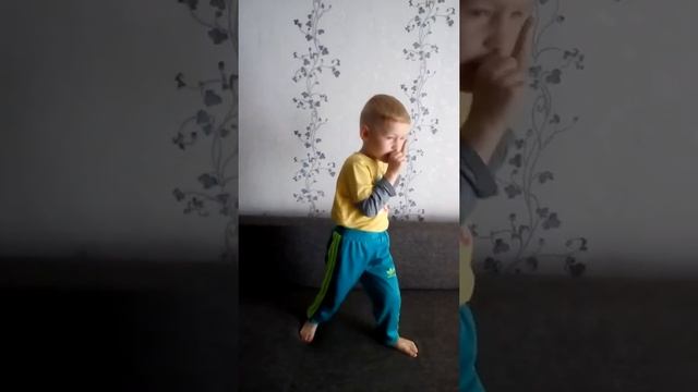 Ну просто обожает Сашу Миненка!!! Преданный поклонник!)