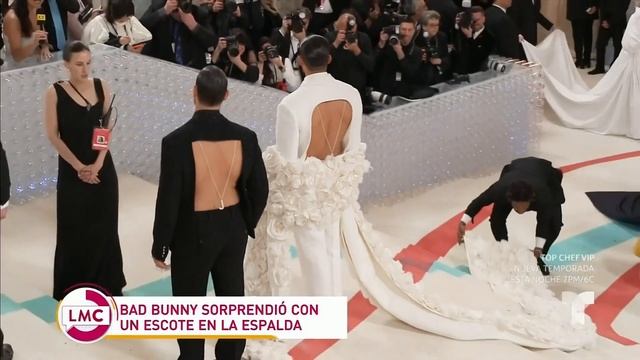 Bad Bunny deslumbra con escote en la Met Gala 2023 | Telemundo Entretenimiento