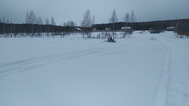 снегоход по полю