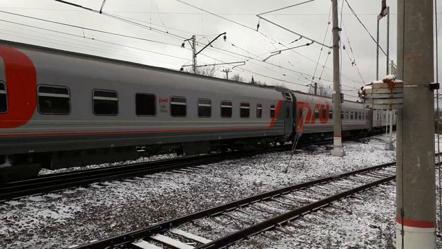 Электровоз ЧС7-056 с пассажирским поездом Владивосток-Москва