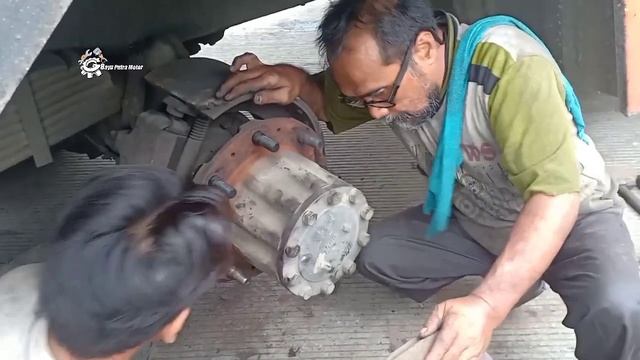 Tutorial cara melepas dan memasang baud roda belakang Hino lohan yang patah#bayuputramotor