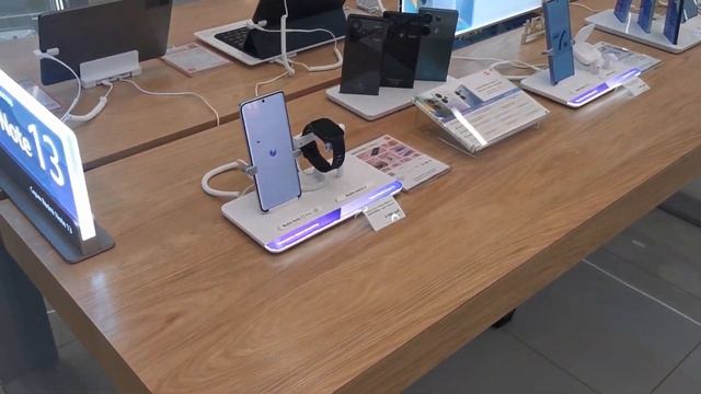 Столы со смартфонами. Расположение ценников. Краткая видео инструкция. Xiaomi
