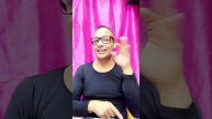 Periodista Humberto de la TV cubana llevándose aceite y pollo en un almacén aparentemente