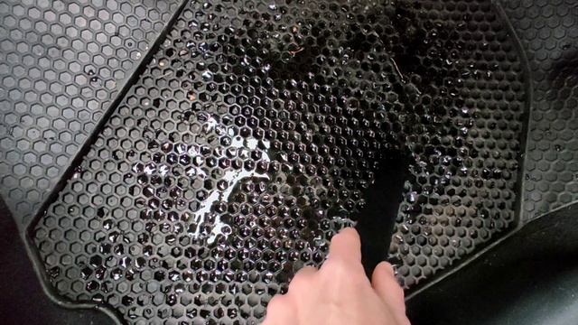 Уборка воды с автомобильного коврика строительным аккумуляторным пылесосом FOXWELD VCB 15/20V-X EVO