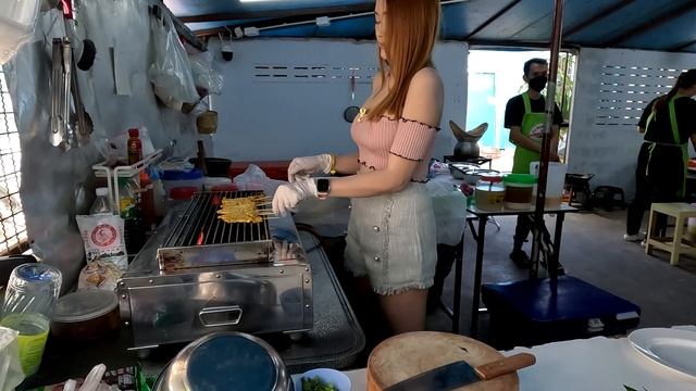 Суп с мясной лапшой, приготовленный красивой тайской девушкой - Таиландская уличная еда