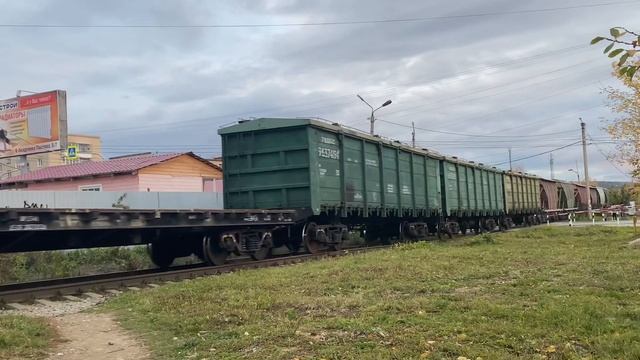 ТЭМ2-7572 с грузовым поездом