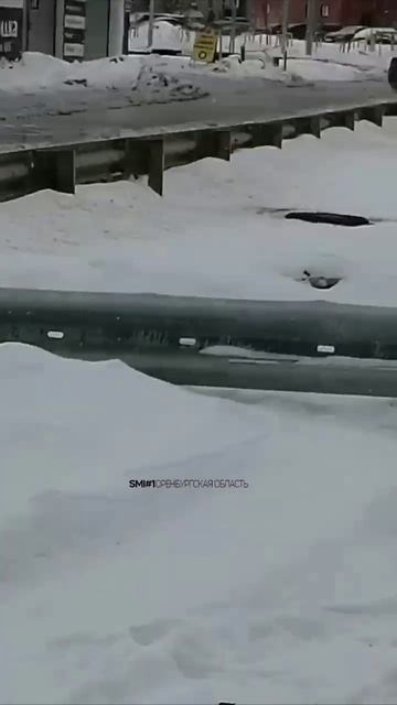 На улице Есимова в Оренбурге прорвало канализацию.