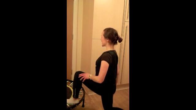 Static lunge for conditioning on a mini trampoline