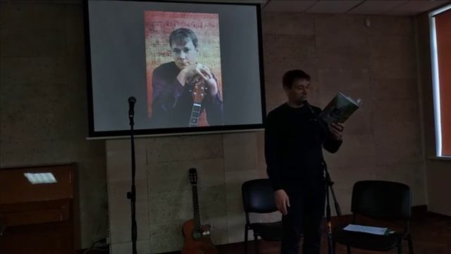 Сергей Капцев читает своё стихотворение Кто он на презентации книги Судьбы колесо 14.04.2022