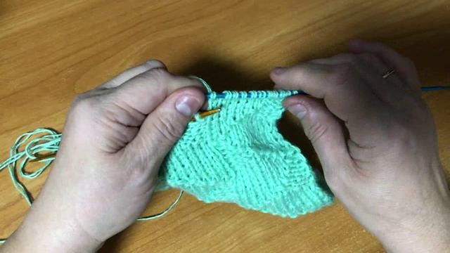 Узор вяжем спицами! Просто вяжется для начинающих!