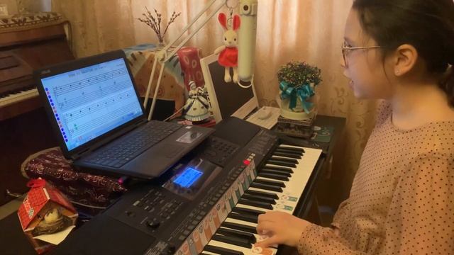 Sofiia. Моцарт. Тема для вариаций наизусть левой рукой с сольфеджированием