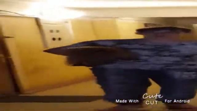 мальчишка гуляет со своей собачкой 4 секунды