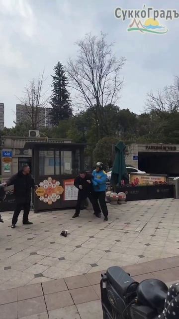 Разборка мотокурьера с китайскими блюстителями порядка