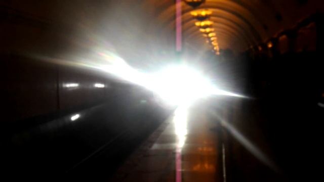 81-760/761 «Ока» на станции Краснопресненская.