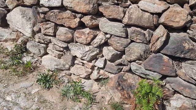 Поднимаюсь к Замку Чезнола( Castello di Cesnola), через огромные "ленты" дорог-червей и "грибов"