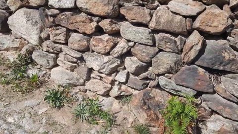 Поднимаюсь к Замку Чезнола( Castello di Cesnola), через огромные "ленты" дорог-червей и "грибов"