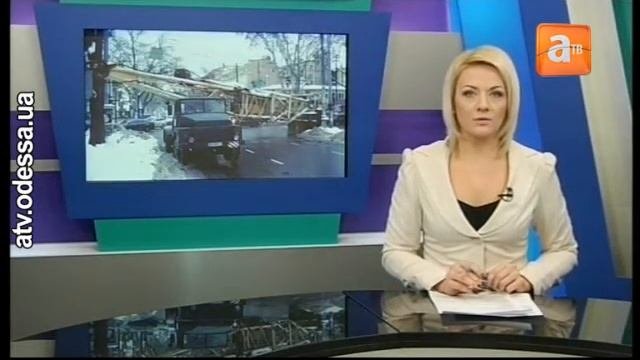 В центре Одессы на дорогу упал кран