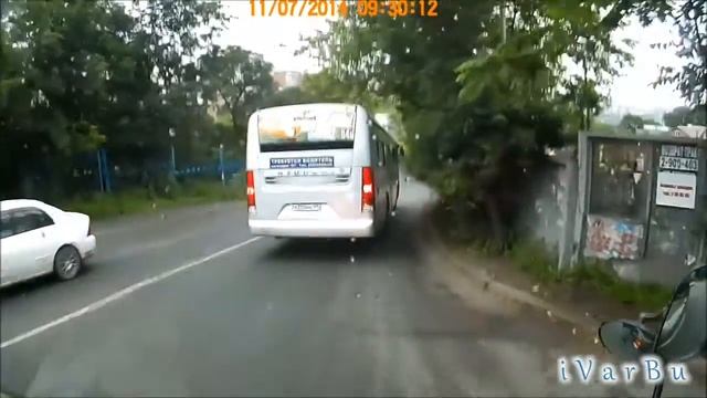 Маршрутный автобус высадил пассажиров в неположенном месте