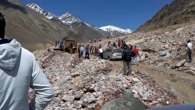 Scary Ladakh Water Crossing 2019 | Leh Manali Highway | Splendor Plus | Dominor | Pulsar | Duke