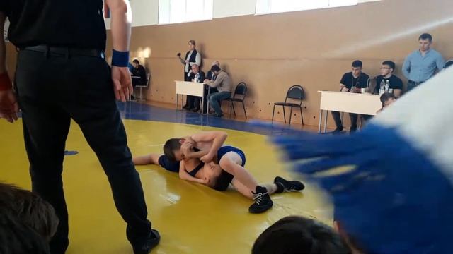 Бросок через бедро с удержанием . Греко римская борьба.