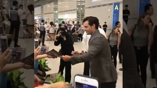 Henry Cavill Fans say Henry Henry Henry for Autograph #henrycavill #henry #henrycavillsuperman