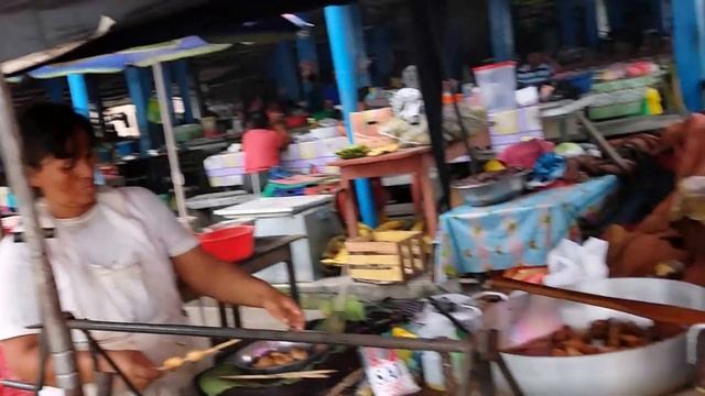 Iquitos Selva Peru. Comiendo SURI (Gusano Aguaje). Nanay
