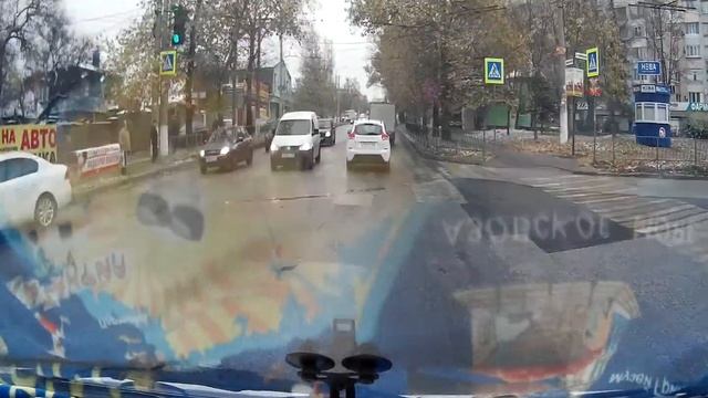 шустряк на дороге обиделся и пытается зажать
